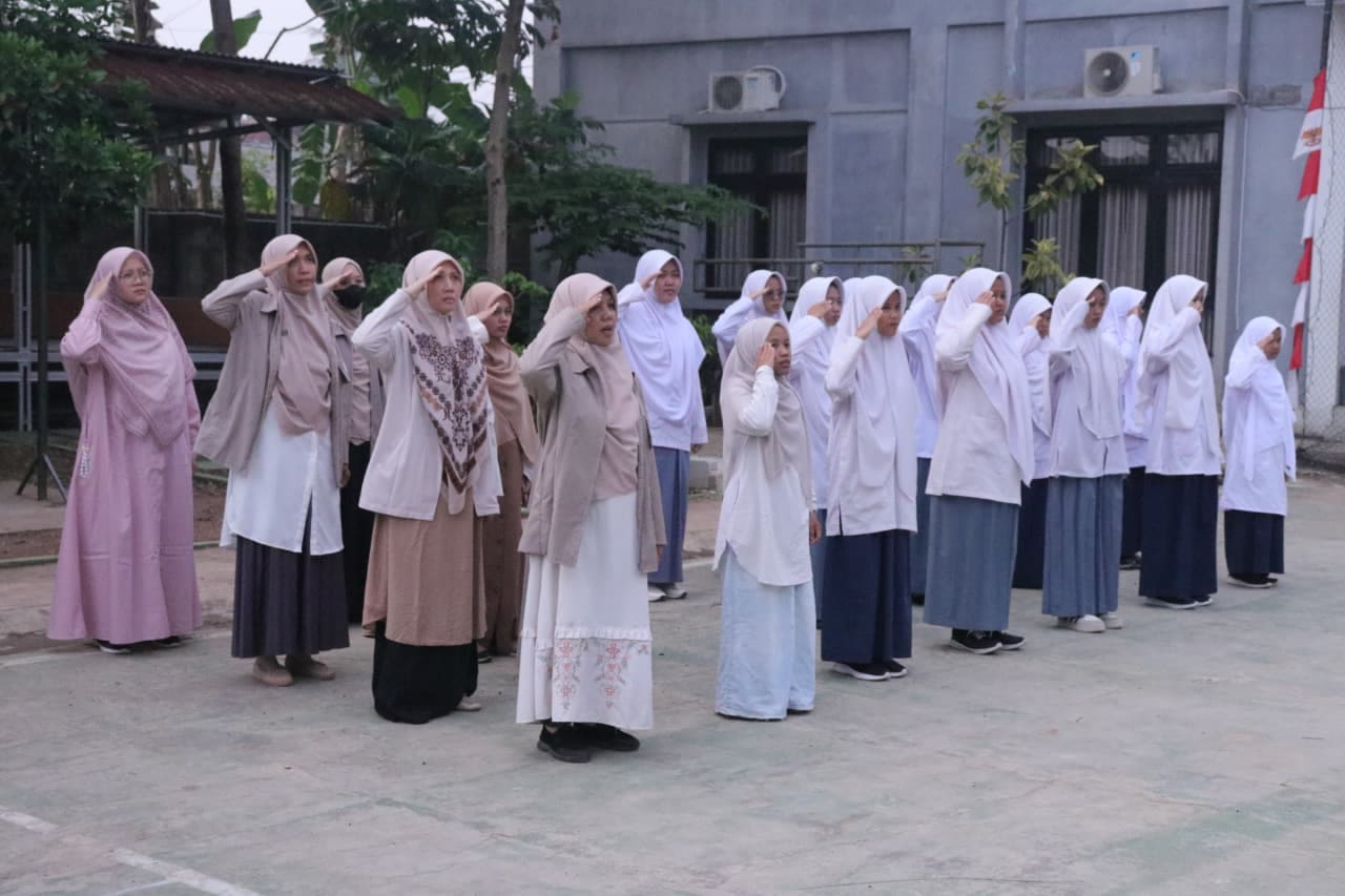 Upacara Bendera Bukan Sekadar Seremoni, Taruna Insani Bangun Karakter Santri Melalui Pembiasaan